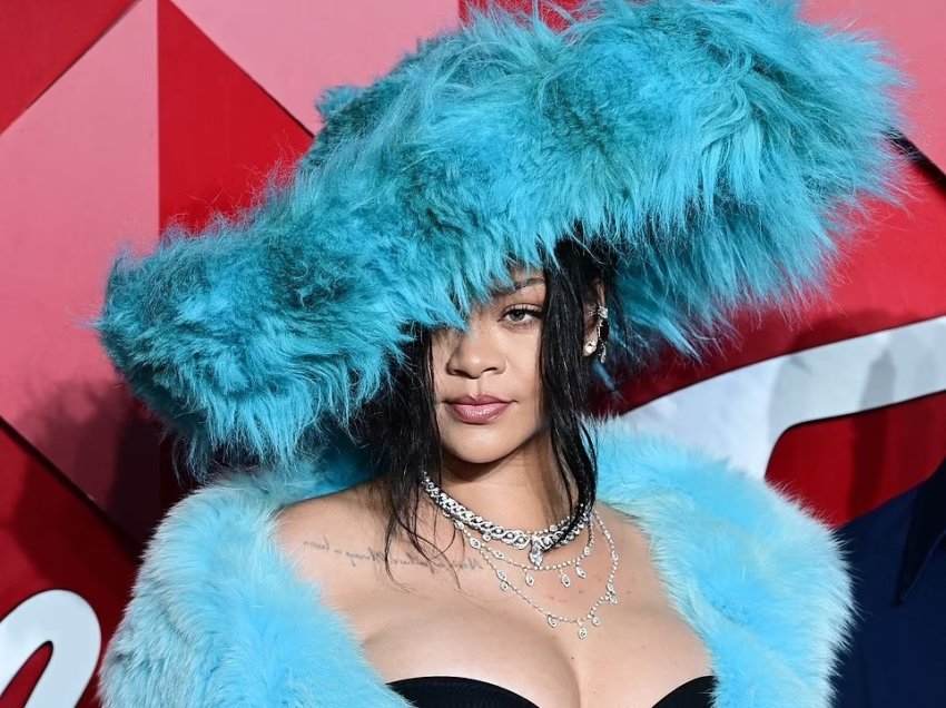 Rihanna vodhi vëmendjen me paraqitjen e saj