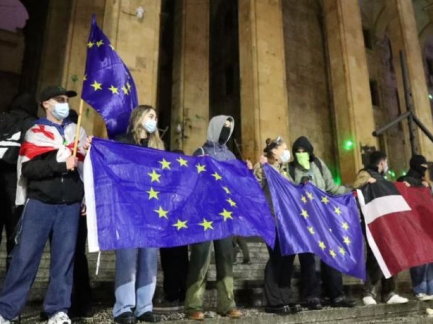 Tbilisi, vazhdojnë protestat masive kundër partisë në pushtet