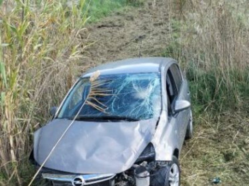 Aksident në autostradën Fier-Lushnjë, makina del nga rruga