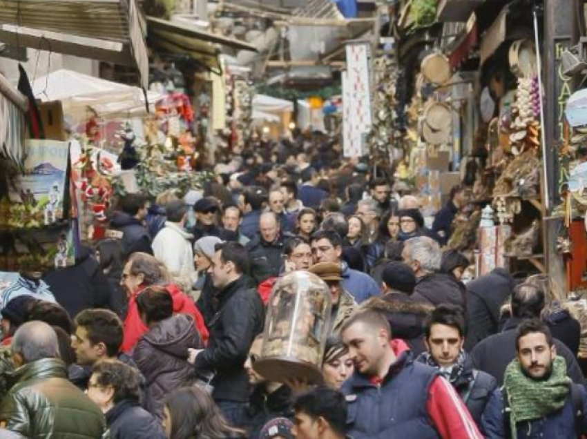 Pas Venecias, edhe Napoli planifikon të vendosë bileta për turistët, shkak mbipopullimi