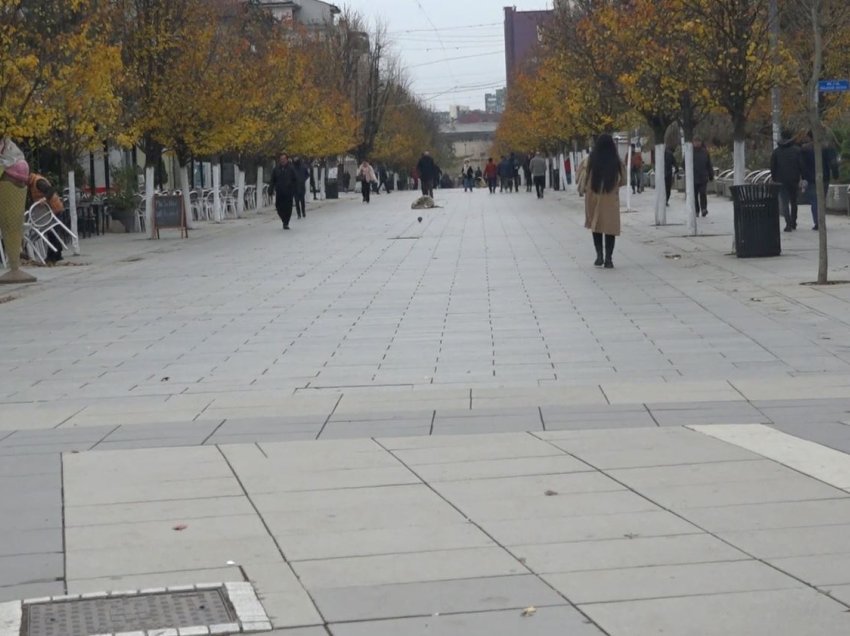 Sot protestohet në Prishtinë - Njëra palë shpreh pakënaqësitë ndaj qeverisë, tjetra ndaj komunës