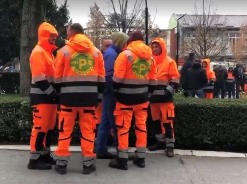 Punëtorët e “Pastrimit” protestojnë sërish para komunës