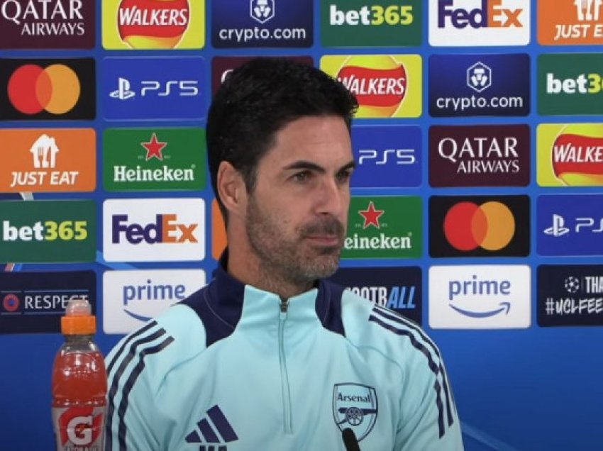 ​Arteta përgëzon lojtarët e tij pas triumfit ndaj United