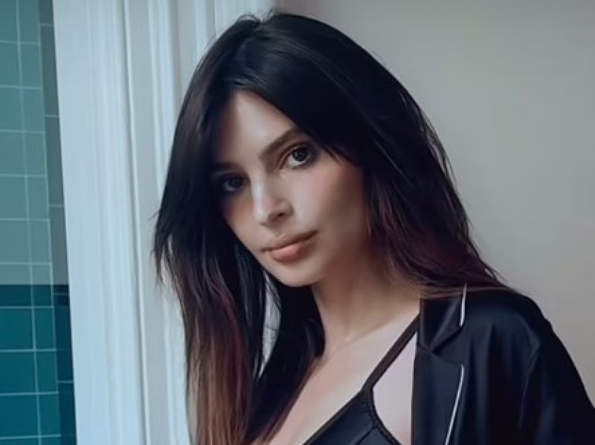 Emily Ratajkowski, “i ndez” fansat, kap brekët dhe rrezikon t’i shihet pjesa intime