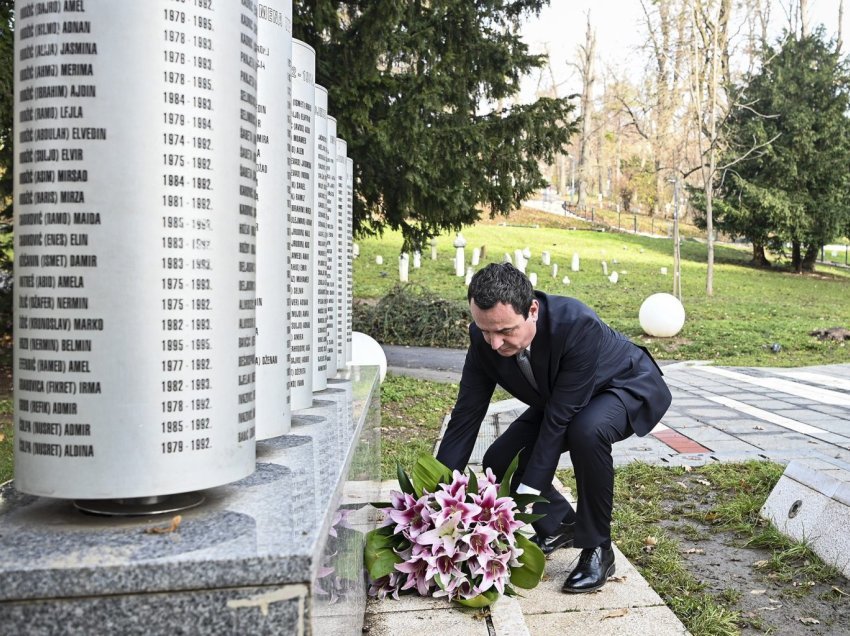 Kurti nis vizitën në Sarajevë duke vendosur lule te Memoriali i Fëmijëve të vrarë