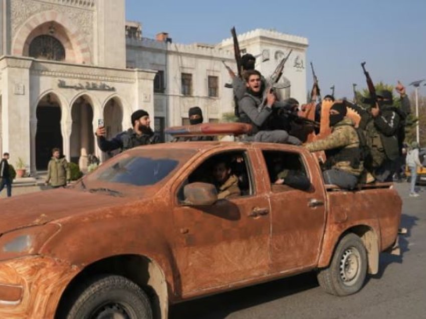 Mijëra persona ikin ndërsa rebelët sirianë po shkojnë drejt Homsit