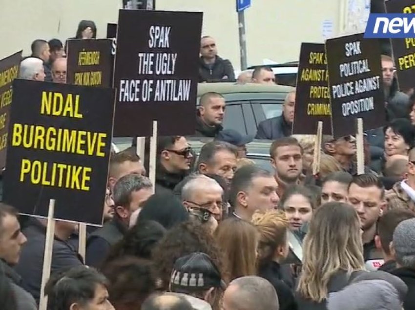 “Me ty, me ty Ilir Meta”, “Rama ik!”/ Partia e Lirisë nis protestën para SPAK