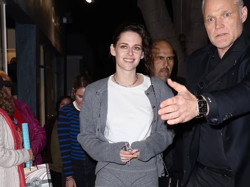 Kristen Stewart shfaqet elegante por e thjeshtë - merr pjesë në pyetje dhe përgjigje për filmin e saj të nominuar për Oscar Spencer në Santa Monica