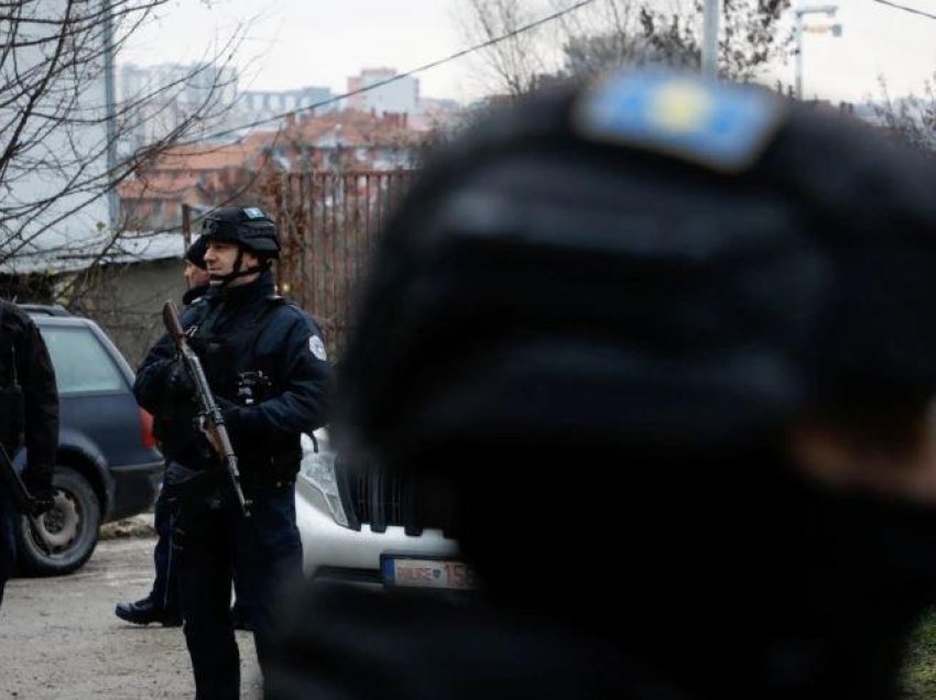 Ndalohet një veturë në veri, Policia gjen thikë e municion