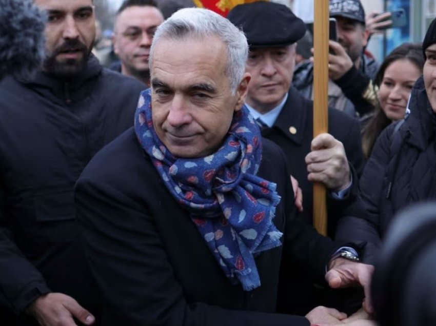 Georgescu proteston para një qendre votimi pas anulimit të zgjedhjeve