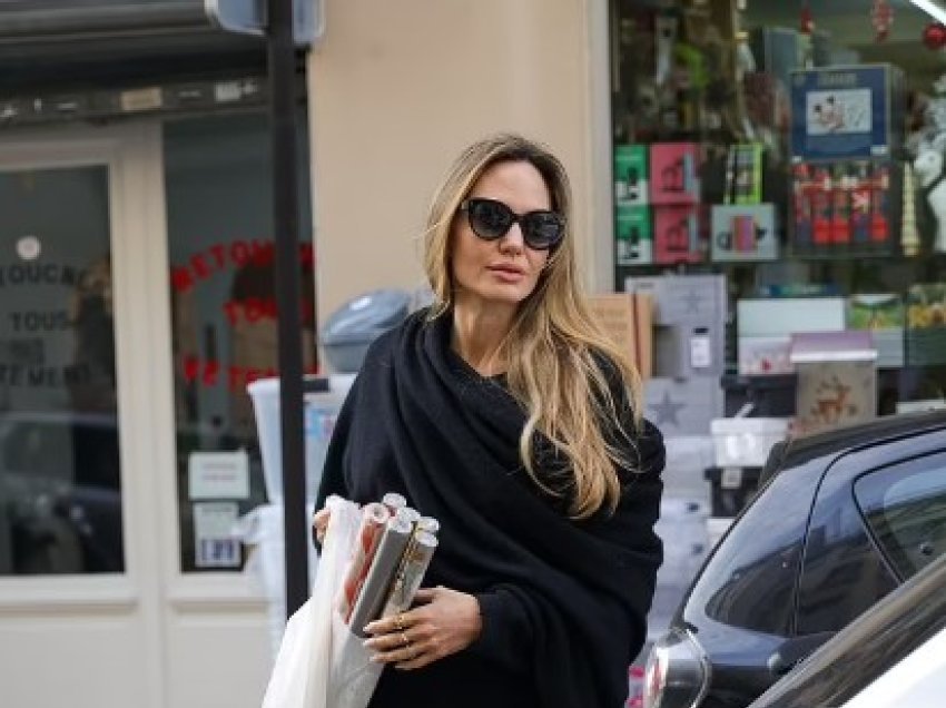 Angelina Jolie, plot elegancë zbukuron Parisin, ndërsa bën blerje për Krishtlindje 