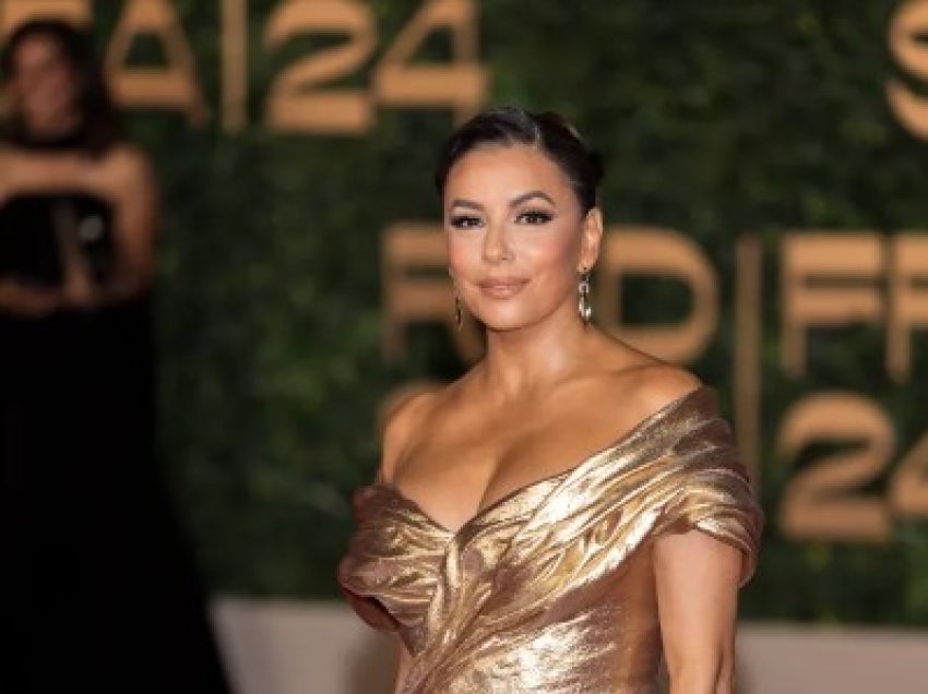 Eva Longoria, fenomenale në një fustan metalik pa shpatulla në festivalin e filmit në Arabinë Saudite