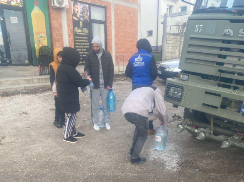 Në Kqiç vendoset autoboti me ujë të pijshëm, KRU “Mitrovica” u bën thirrje banorëve të dalin e të furnizohen 