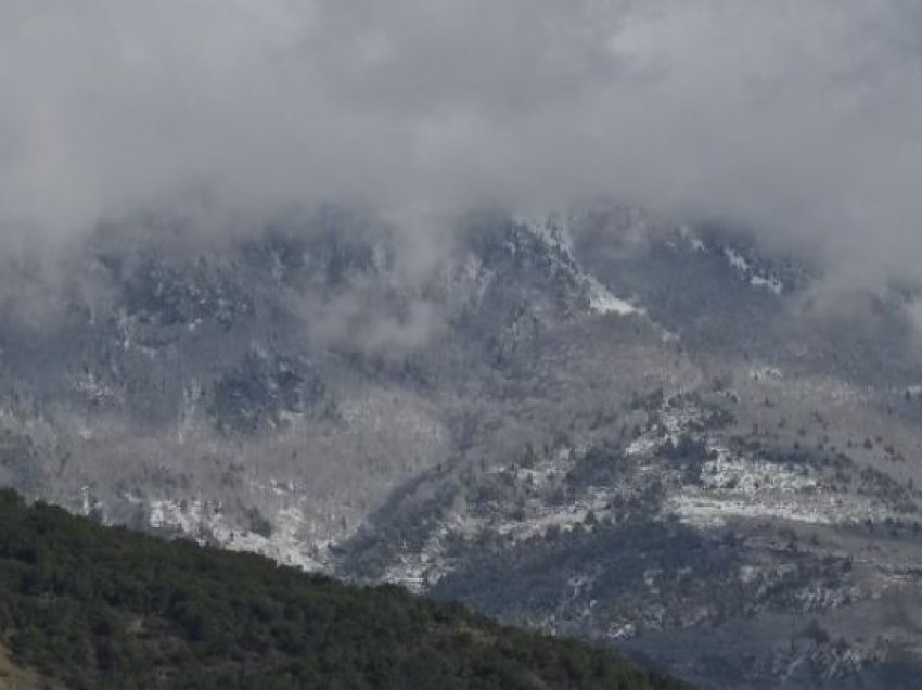 Reshjet e shiut dhe stuhi, mbesin pa drita disa fshatra në Skrapar e Kuçovë