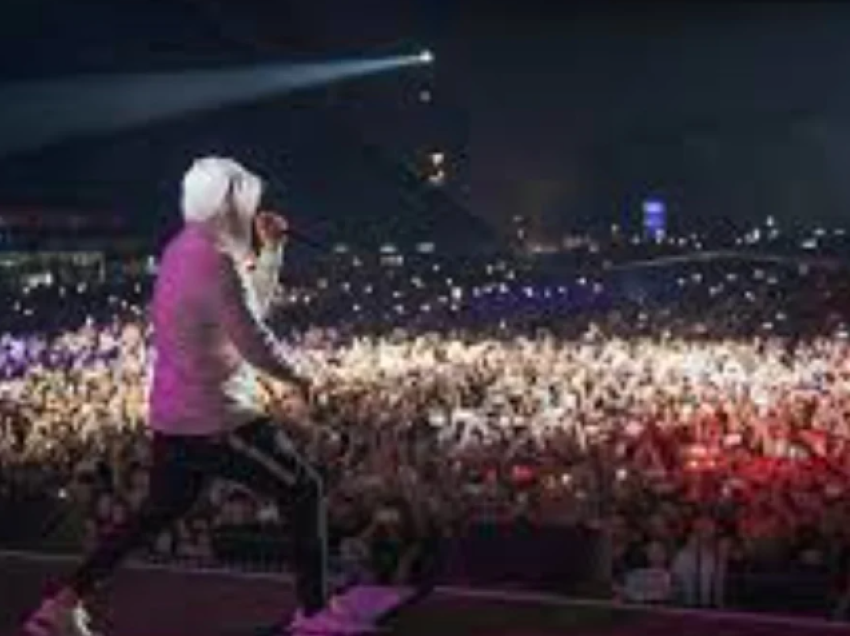 “Shko…”, pas vdekjes së nënës, Eminem performon këngën ku e sulmonte me fjalë të rënda