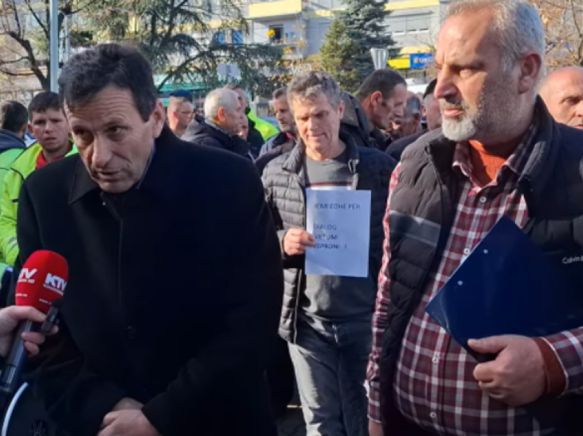 Ndërmarrja “Tregu” dhe shoqatat Handikos, Pema, dhe ajo e të verbërve protestojnë para Komunës së Gjilanit – kërkojnë zbatim të marrëveshjeve