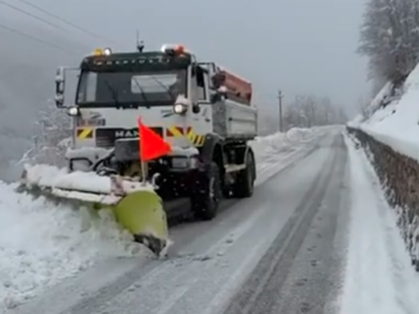 Reshje të dendura bore në veri të Shqipërisë, bllokohet shoferi në aksin Theth-Bogë