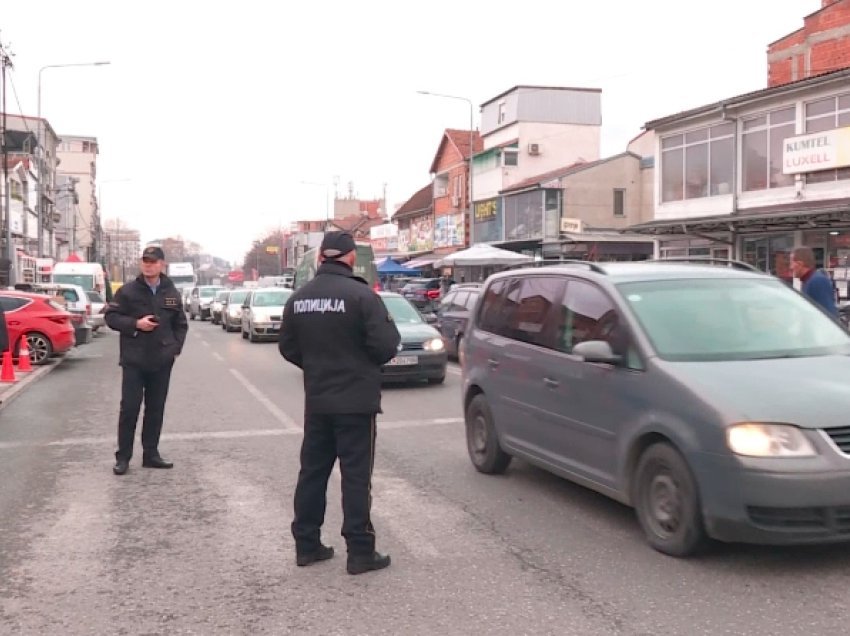 Banorët në rrugën e plastikave protestuan sot duke kërkuar nga autoritetet lokale që të vendosin semafora dhe shenja të tjera sinjalizuese