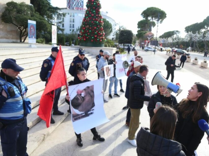 Trupi i tij mbërriti pa zemër në Shqipëri, familjarët e Saimir Sulës protestojnë para Kryeministrisë