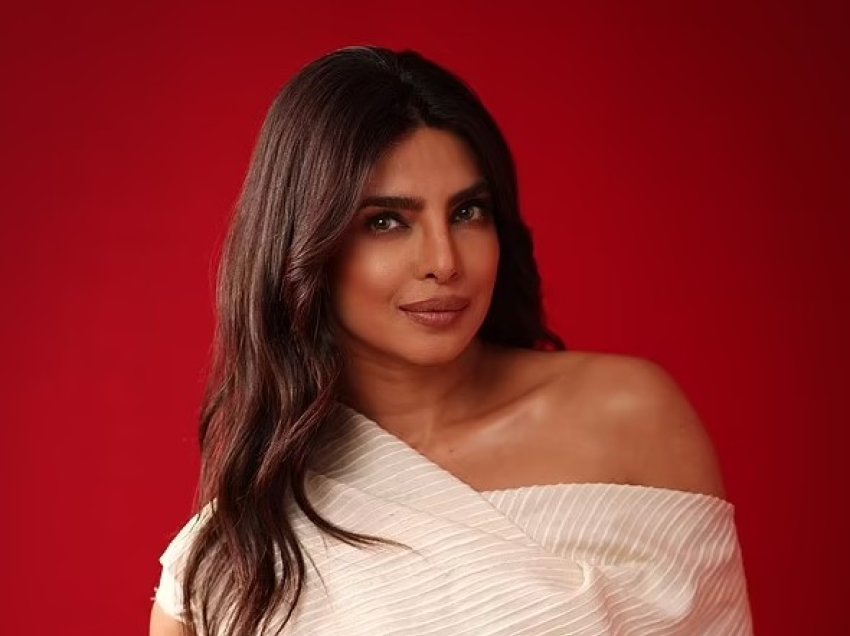 Me fustan të bardhë e me shumë elegancë, Priyanka Chopra shkëlqen në paraqitjen e fundit