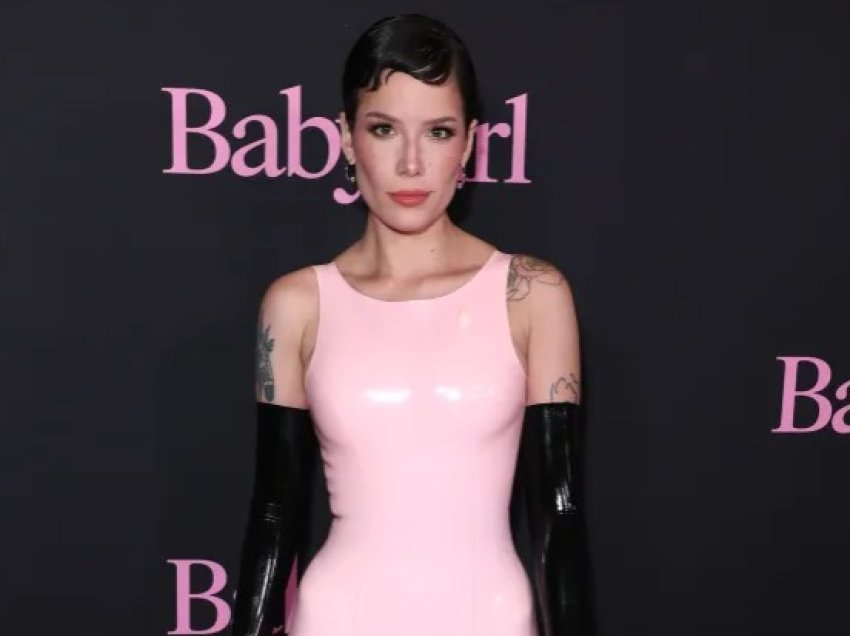 Halsey mahnit me fustanin rozë 