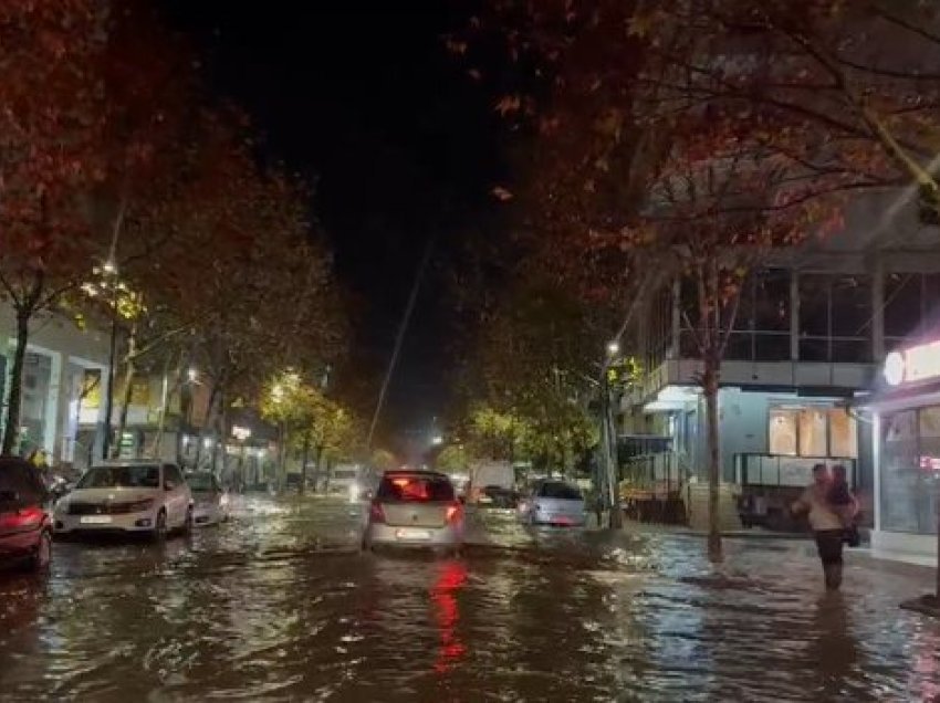 Durrësi si ''Venecia'', reshjet e shiut përmbytin rrugët, vështirësi në qarkullimin e mjeteve dhe kalimtarëve