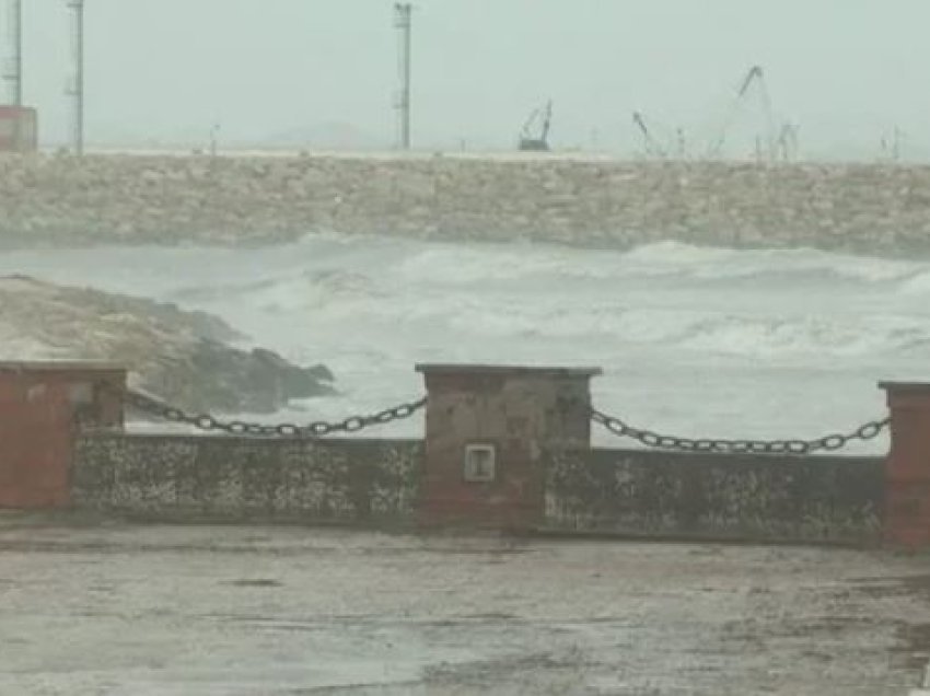 Porti i Durrësit përfshihet nga reshjet e dendura të shiut, pezullohet lundrimi për mjetet e tonazhit të rëndë