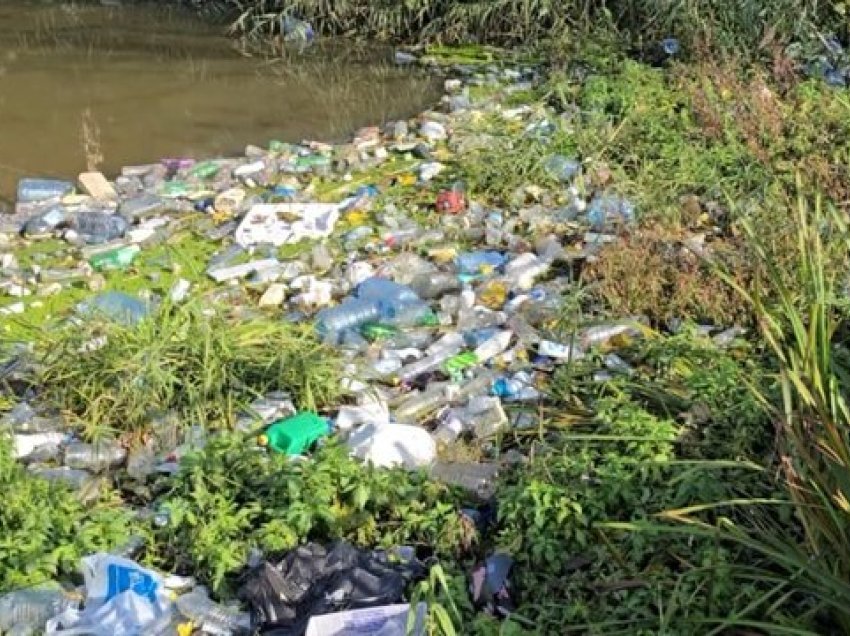 Kanali që po ndot, banorët e zonës së plazhit të Durrësit kërkojnë zgjidhje