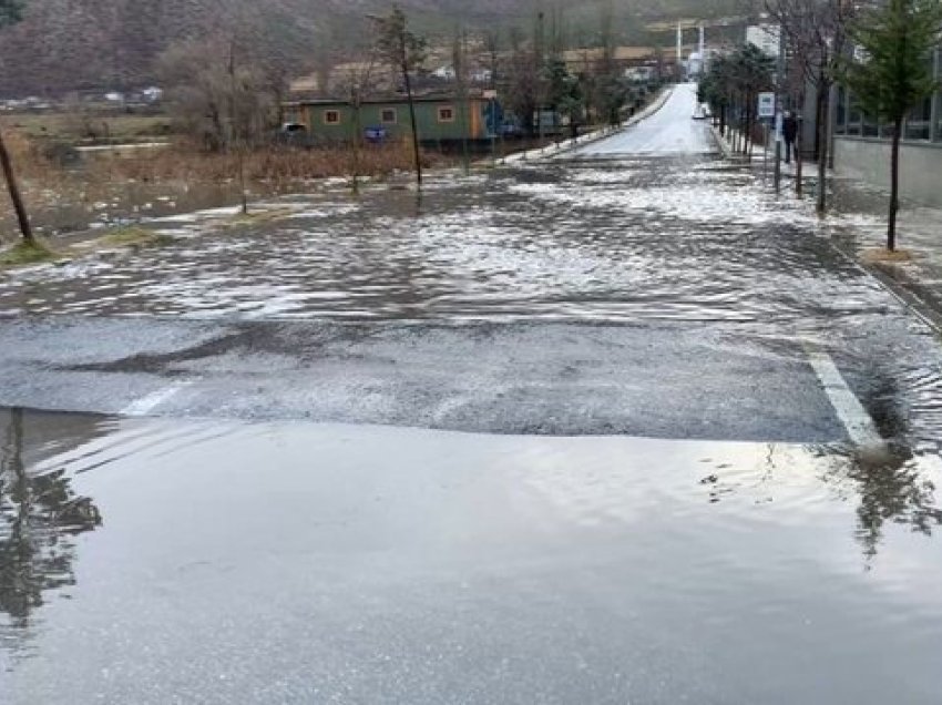 Shiu përmbyt rrugët në Bulqizë, bora shkakton probleme në male