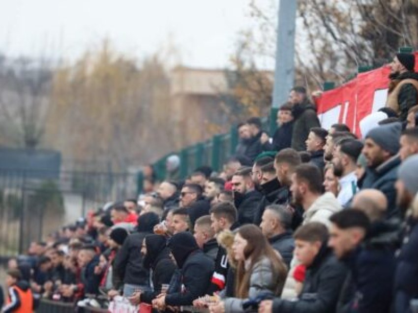 Biletat shiten pranë stadiumit për derbin e madh të Gjilanit