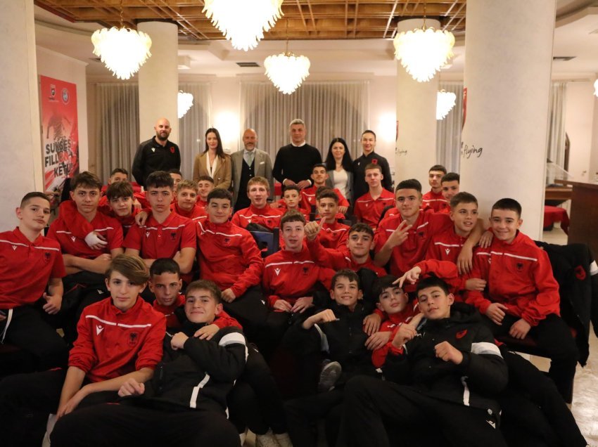 Alban Bushi, bashkëbisedim me talentet e “Elite Youth Academy”