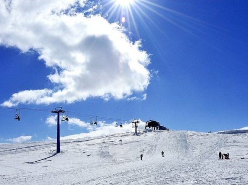 Në Kodrën e Diellit temperatura -10 gradë dhe 44 centimetra borë