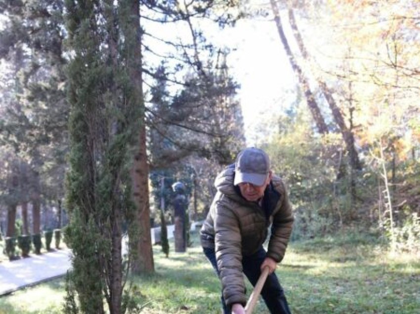 Profesor Ilia Lëngu i bashkohet fushatës së mbjelljeve në Tiranë, kryebashkiaku Veliaj: Shembull për një qytet më të gjelbër