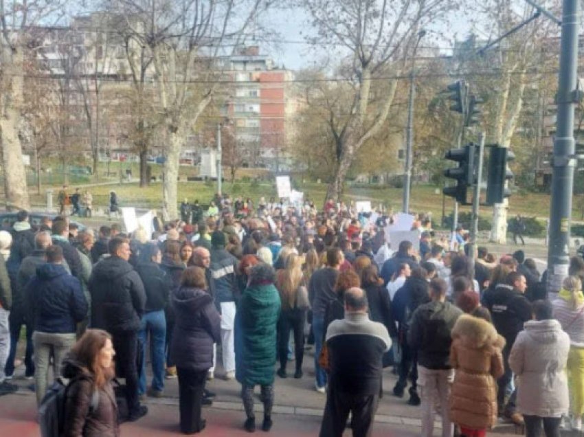 “Nëse edhe unë vdes si pasojë e korrupsionit, politizoni vdekjen time”, studentët në Serbi bllokuan edhe sot trafikun