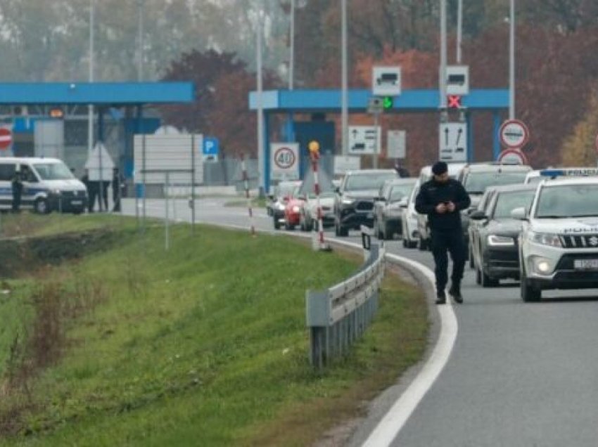 Ngjarje e çuditshme në kufirin kroat: Shoferi uli gruan e vdekur në ulësen e përparme të pasagjerit, policëve u tha se...