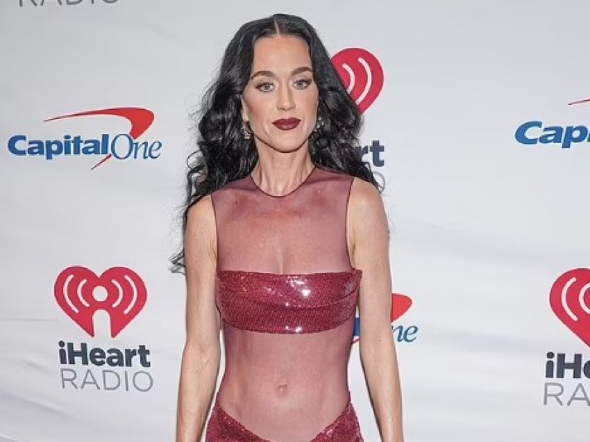 Transformimi i Katy Perryt, shfaqet e dobët me fustan të kuq e të tejdukshëm