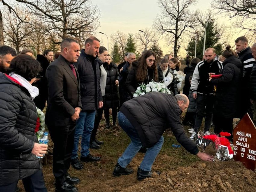 Daut Haradinaj merr pjesë në varrimin e ish ushtarit të UÇK-së, Asllan Smajli | I ri iu bashkua luftës bashkë me babain Avdiun dhe vëllain tani hero, Luanin