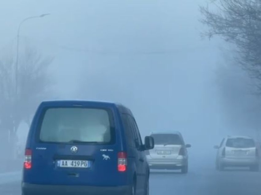 Mjegulla “mbulon” Korçën, probleme me qarkullimin