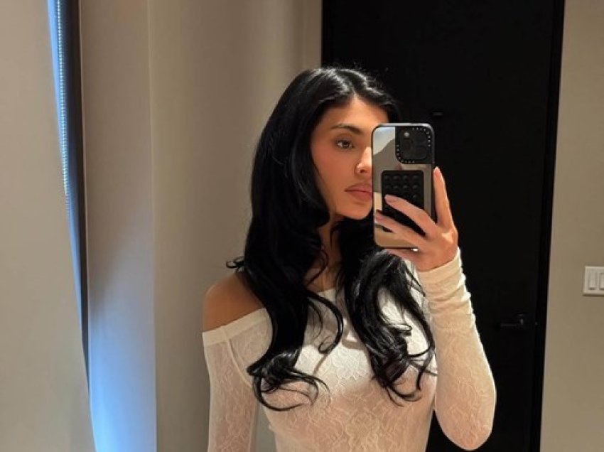 Kylie Jenner e vetme për Krishtlindje