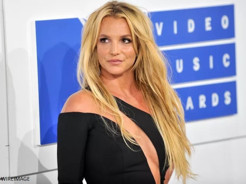 Britney Spears përsëri me vallëzim provokues