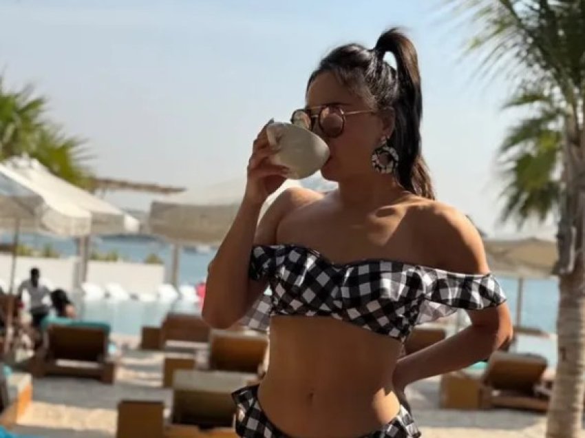 Valltarja seksi befason me pozat në bikini, shfaqet në një plazh në Dubai