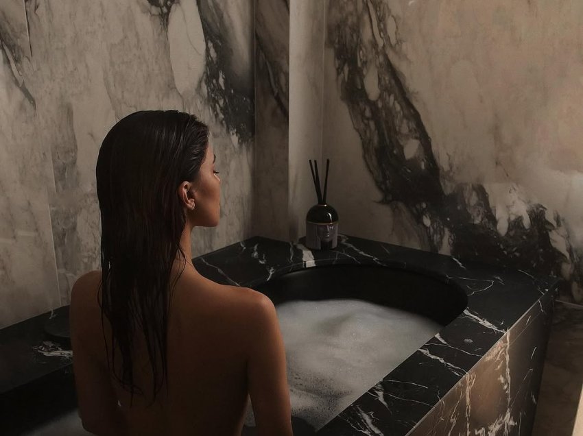 Belen Rodriguez n*do dhe s*ksi, publikon imazhet hot në vaskë