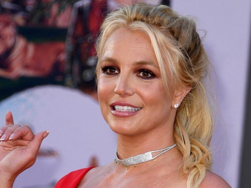 Pendohet Britney Spears, fshin video kur kërcente me bikini