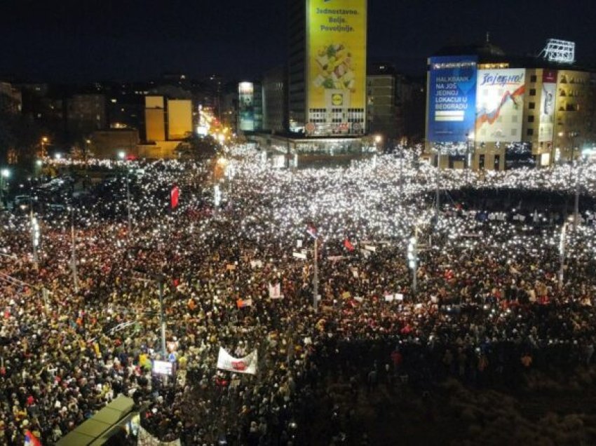 “Sapo kemi filluar”: Studentët e pakënaqur me pushtetin, me mesazh pas protestës masive në Beograd të Serbisë