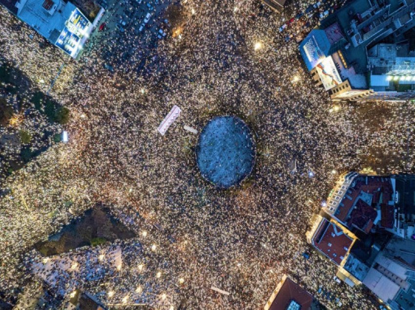 ​Protestë masive kundër Vuçiq dhe qeverisë së tij në Beograd