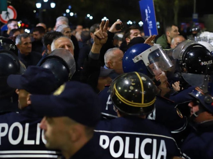  Protesta e PD-së, reagon policia e Tiranës: Do përballen me pasoja për bllokimin e akseve!