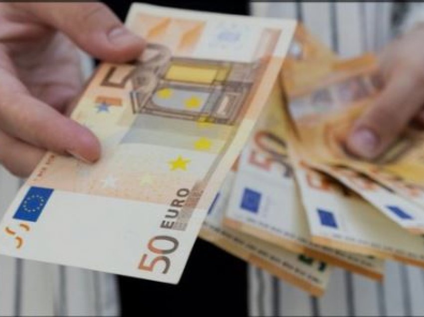 Këmbimi valutor: Euro në nivele të ulëta, me sa shiten e blihen dollari e paundi