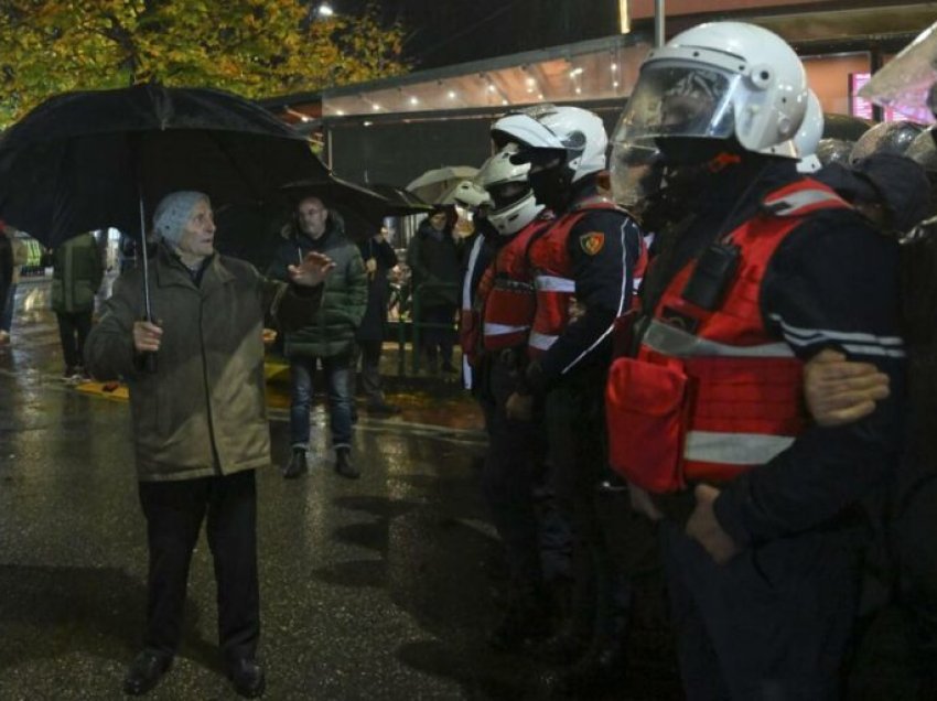 Mbështetësit e opozitës sfiduan të ftohtin dhe shiun, mediat ndërkombëtare jehonë protestës në Tiranë