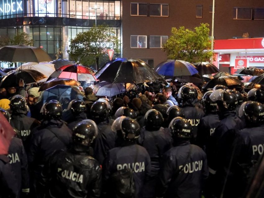 Nënkryetarit të Kuvendit të Shqipërisë i bie të fikët në protestën e opozitës