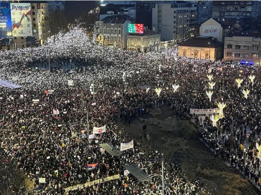 Mbi 100 mijë serbë protestuan kundër Vuçiqit, më shumë se ndaj Millosheviqit